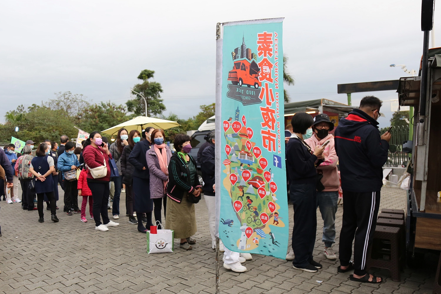 慈濟嘉義聯絡處舉辦歲末祝福，配合推廣美味的蔬食料理的餐車，吸引許多人潮。(攝影者：劉麗美、蕭智嘉)