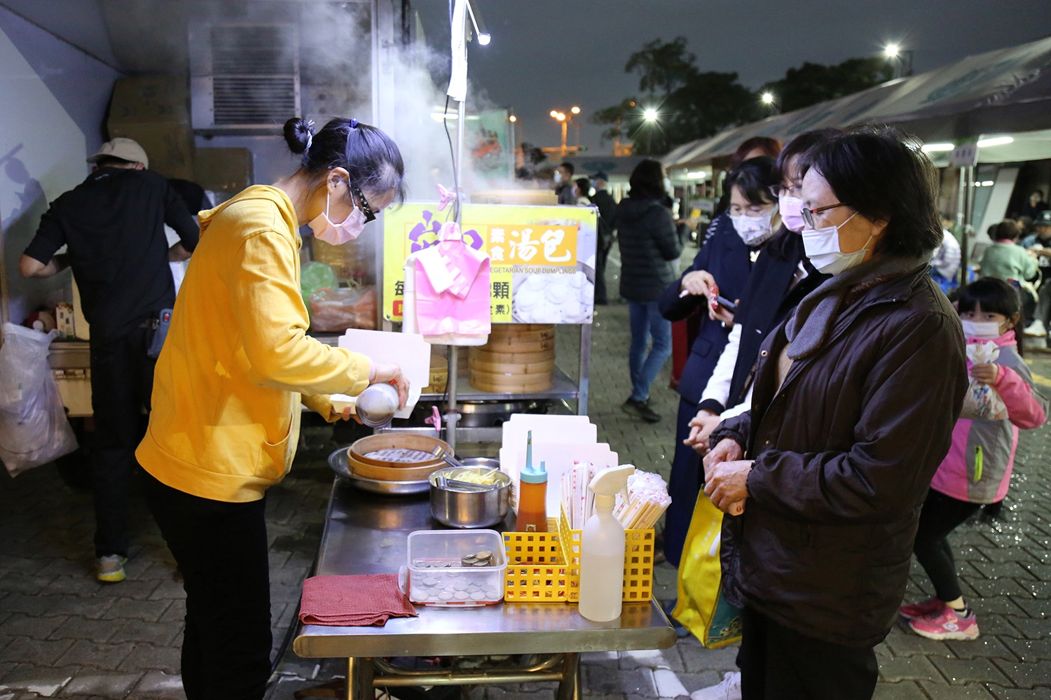 慈濟嘉義聯絡處舉辦歲末祝福，配合推廣美味的蔬食料理的餐車，吸引許多人潮。(攝影者：劉麗美、蕭智嘉)