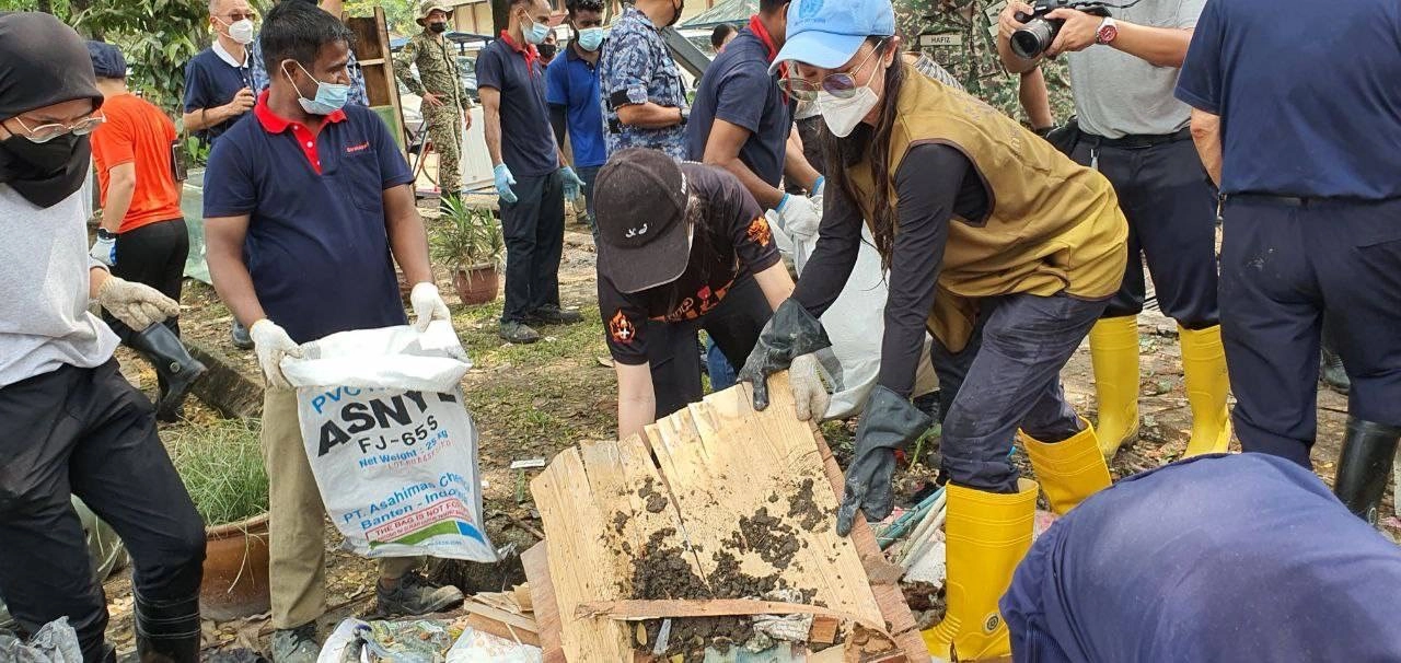 楊紫瓊與慈濟志工一起到馬來西亞水災地區協助清掃。 (圖為慈濟基金會提供)