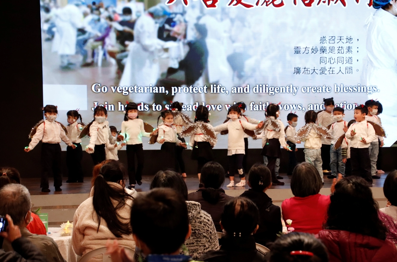 二十幾位可愛俏皮的小朋友舞台上熱情的演出「火金姑」，全場觀眾跟著拍手唱和。