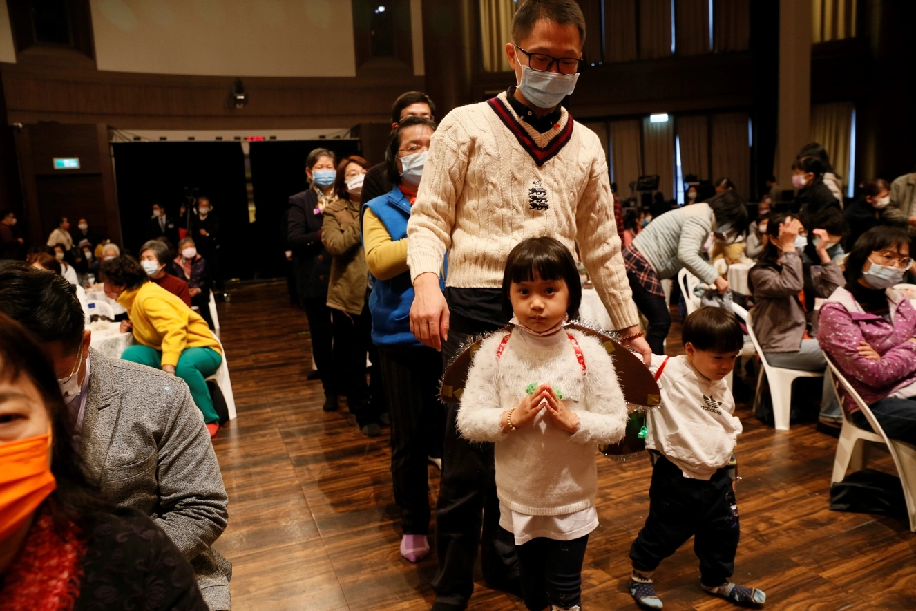 會眾黃哲宏先生，帶著一雙兒女參加表演，他表示活動很有意義，小朋友裝成螢火蟲，點燃生命之光，照亮更多人願意來加入慈濟行列。