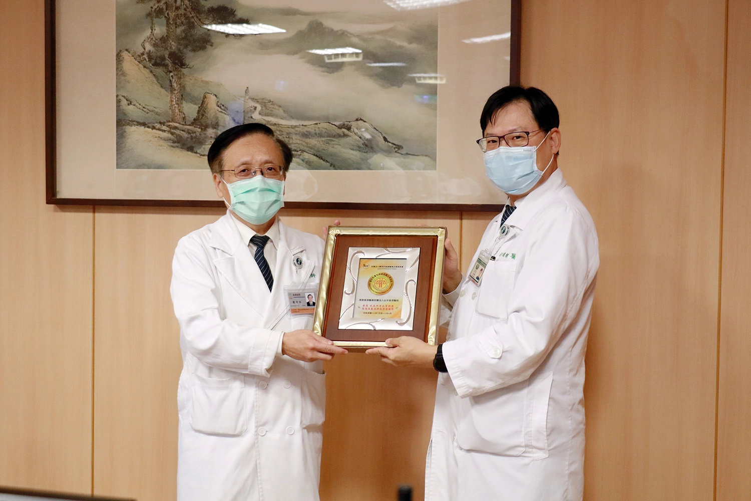 疾病照護品質認證呈送榮耀獎狀給簡院長。
