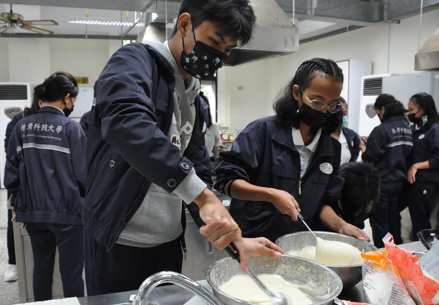有別於台灣的烤地瓜，菲律賓學生堅持炸地瓜才是「王道」。
