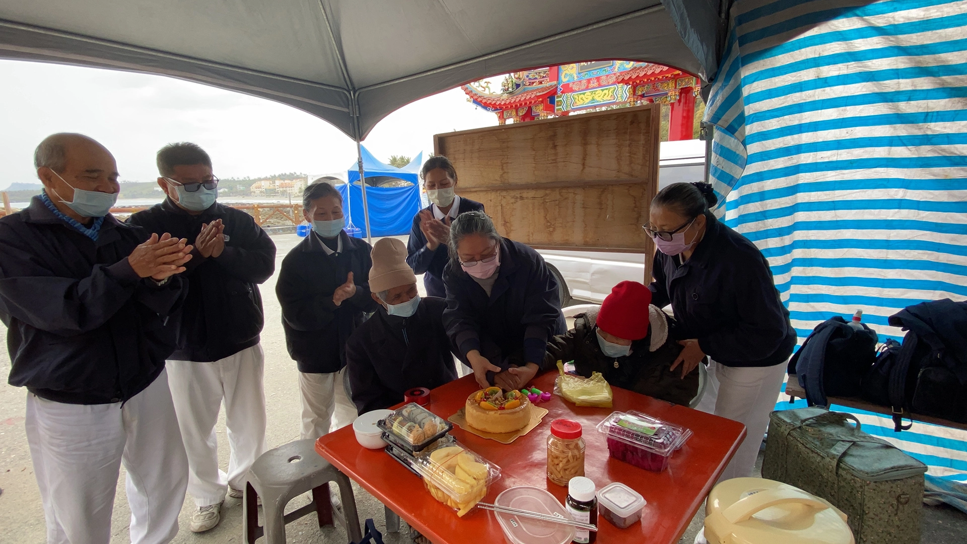 1月29日台東慈濟社工與志工帶黃先生夫婦到海邊野餐，並提前為黃先生慶生。