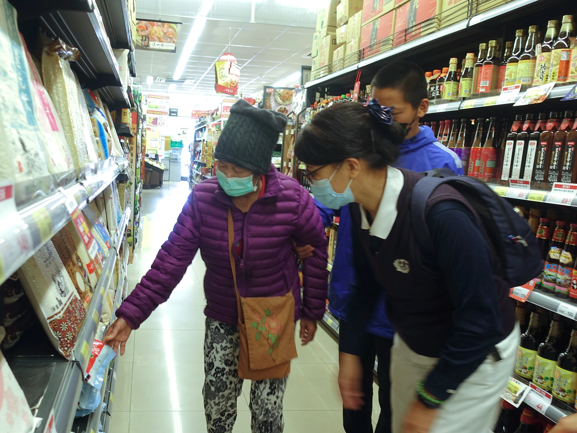 1月30日台東慈濟志工帶王阿嬤到超市購買年貨。