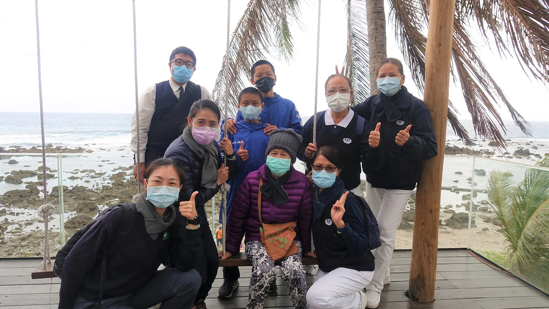 1月30日台東慈濟帶王阿嬤到海邊看海，阿嬤開心地與志工留影。