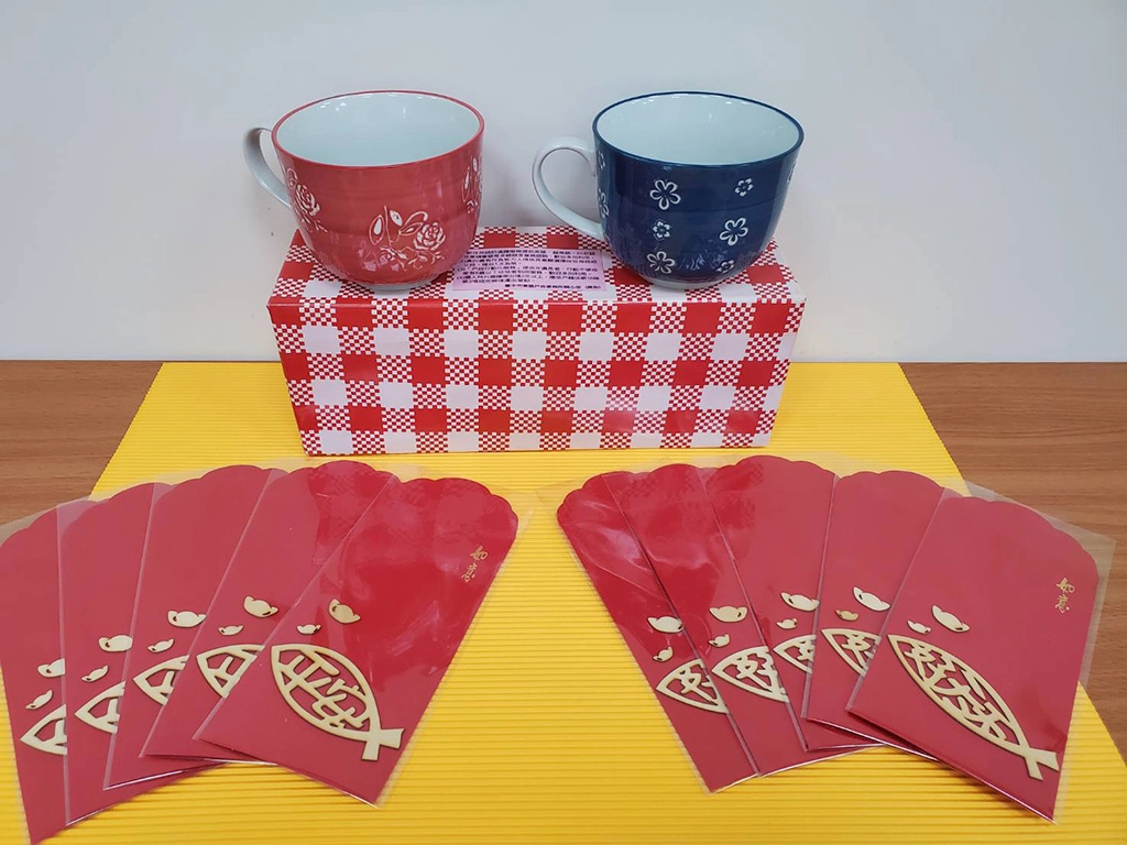 東區戶所「有餘好天天」紅包袋及「一輩子幸福」日式對杯早鳥禮。