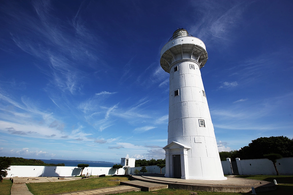 鵝鑾鼻燈塔百餘年來矗立臺灣本島最南端。