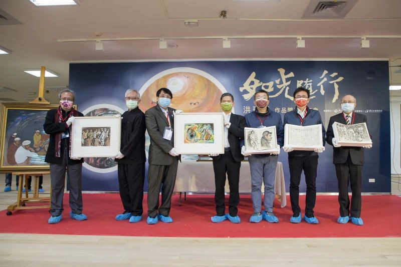 臺灣藝術史研究學者蕭瓊瑞、國立臺灣美術館長梁永斐、呂學偉先生、文化部長李永得、立法院副院長蔡其昌、立法委員黃國書、臺北大龍峒保安宮董事長廖武治（洪瑞麟學生）與3件開箱作品及3本速寫本合影。