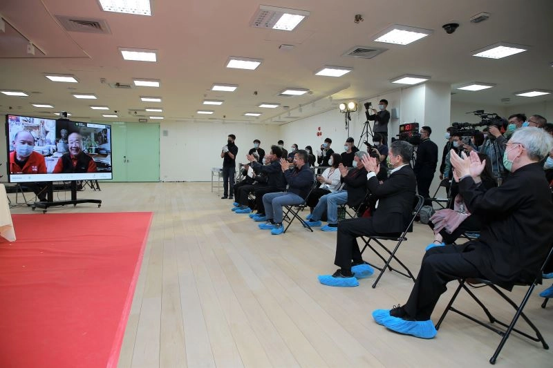 記者會安排臺美視訊連線，前輩藝術家洪瑞麟之長子洪鈞雄分享讓父親作品返鄉的內心感觸。