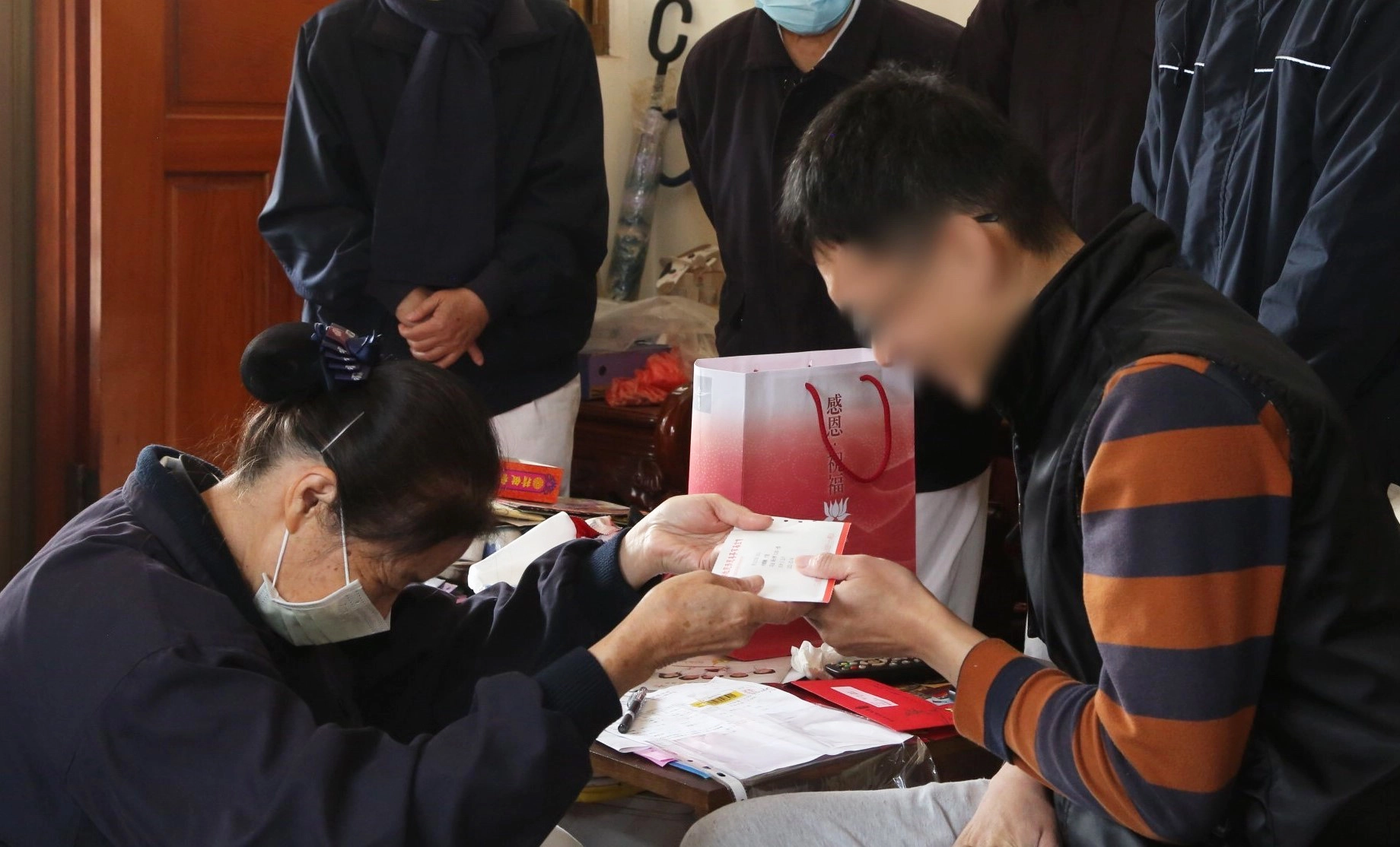 慈濟志工每個月到黃先生家訪視，給予鼓勵與打氣，黃先生積極做復健，與志工互動更展露難得的笑容。
