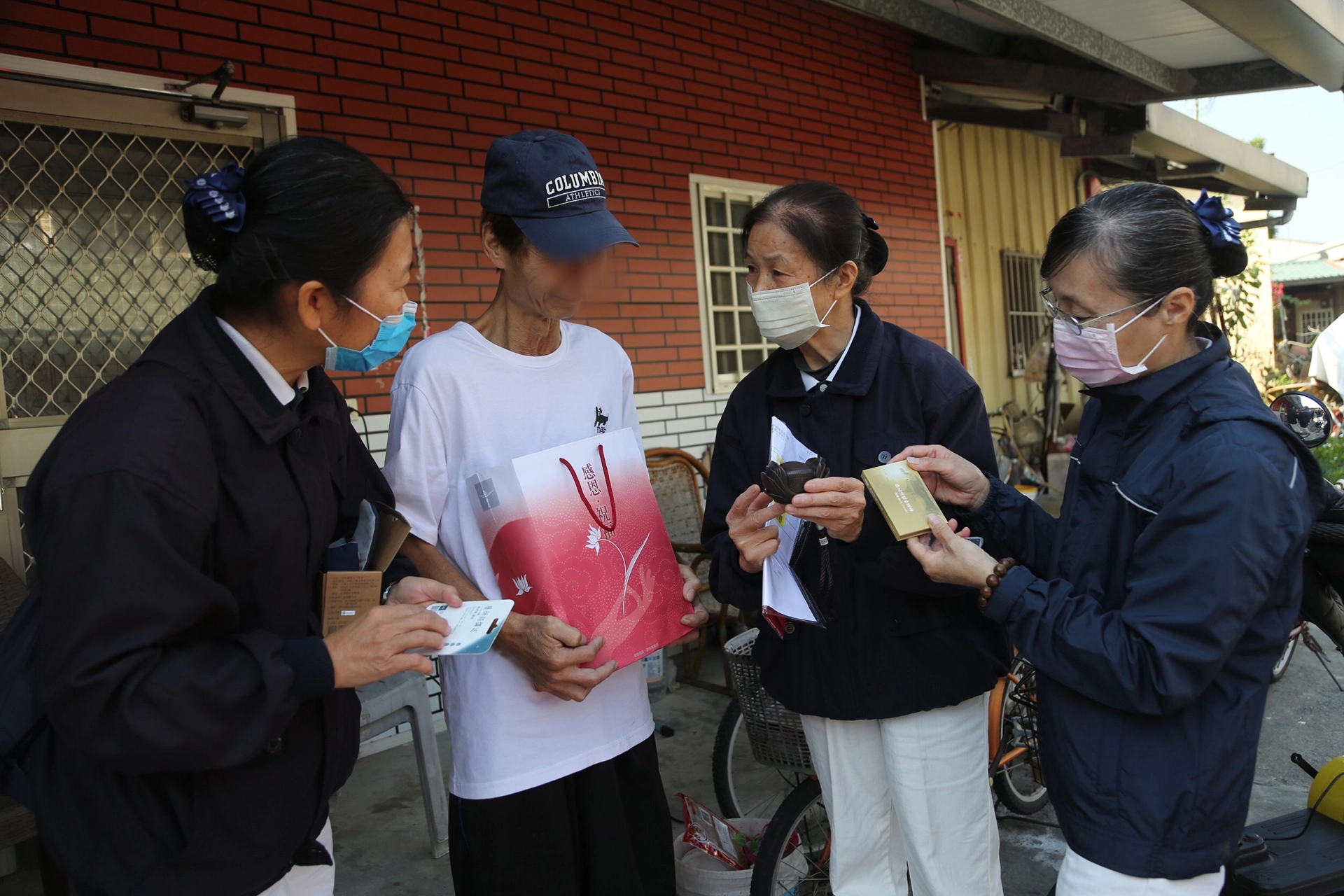 志工準備了「靜思福富足小妙音」播放器，希望佛法讓蔡先生面對病痛更有勇氣。