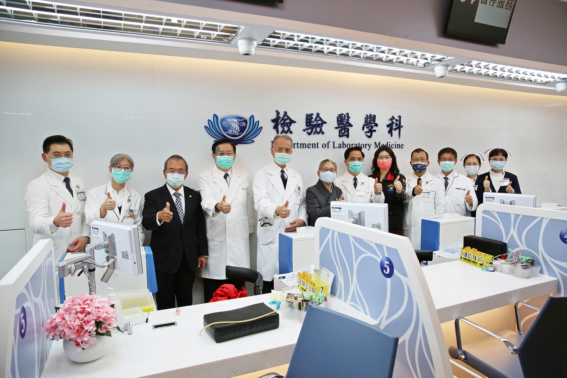 花蓮慈院檢驗醫學科，歷時八個月的重新規畫及改建，將抽血櫃台優化，不只將高齡、輪椅、嬰幼兒、急件病人分流外，也將原本六個抽血座位增加至八個，心電圖室也從一間增加為兩間，降低病人等候時間，且座位寬敞明亮，減少病人抽血的緊張感。