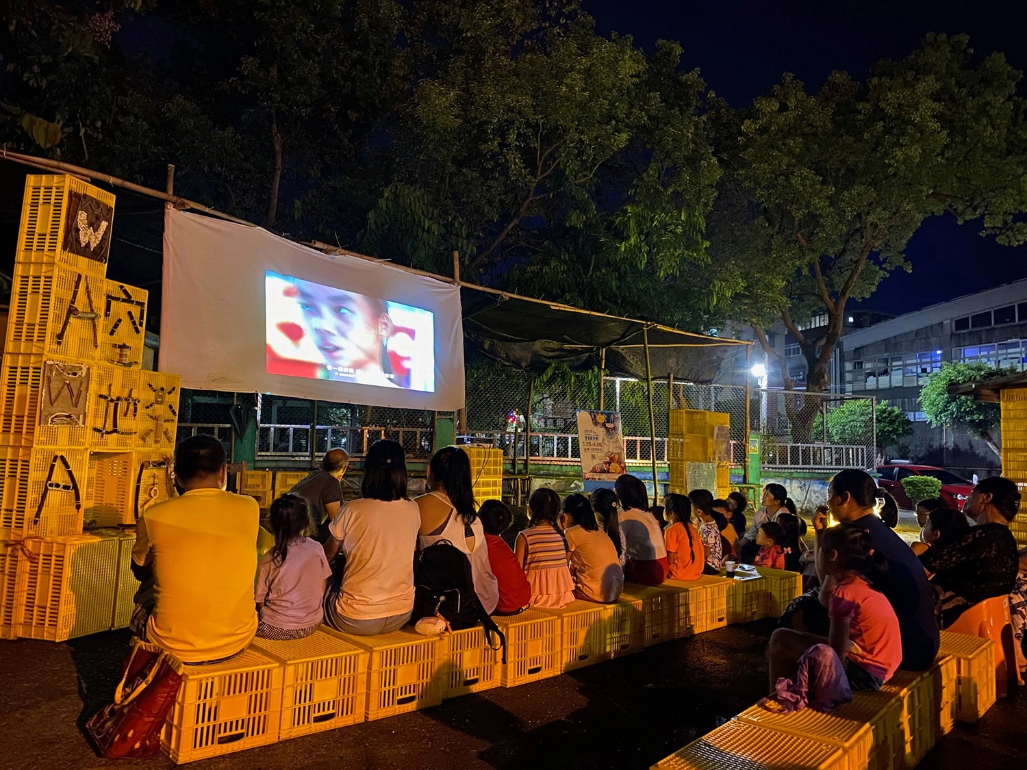 團隊藉由故事電影院活動，凝聚社區的家長及孩童對空地樂園的認同。