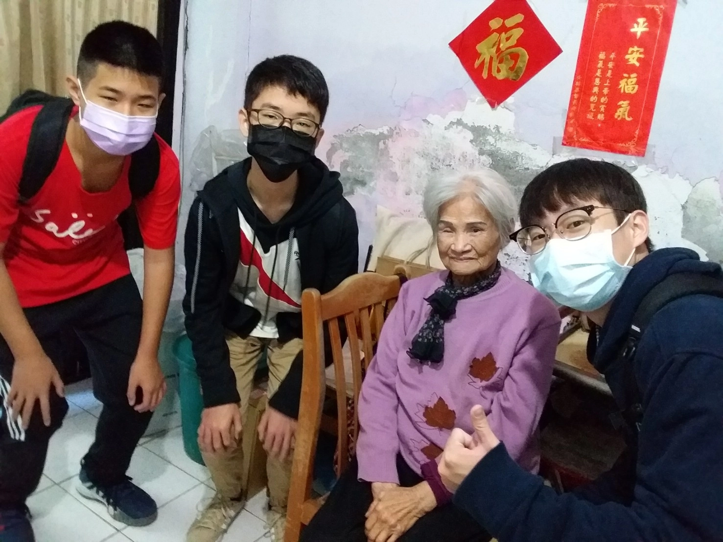 青年訪視獨居長輩。