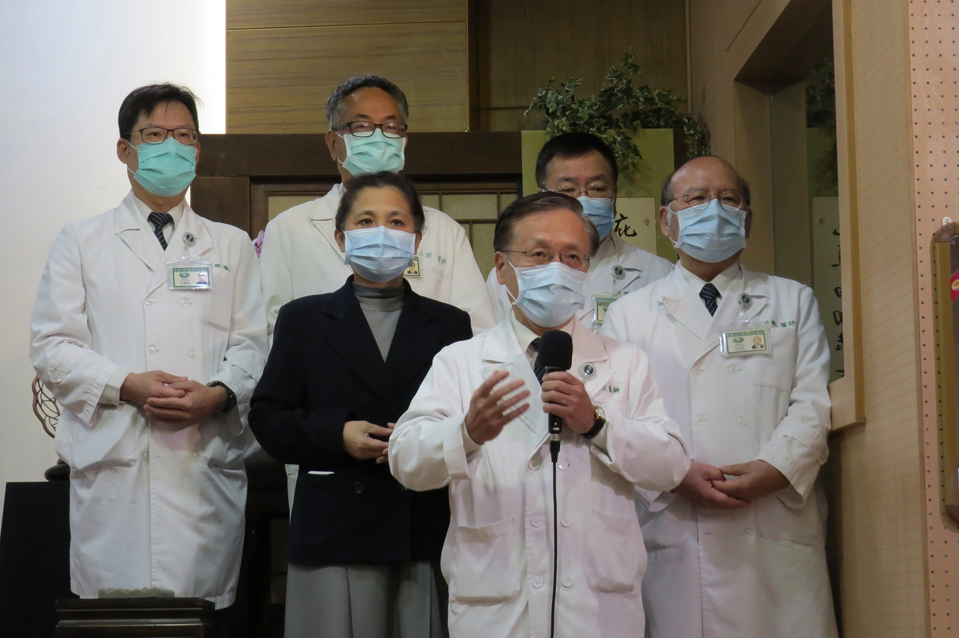 臺中慈濟醫院簡守信院長（前）率院長室主管向證嚴法師與全球慈濟人辭歲。