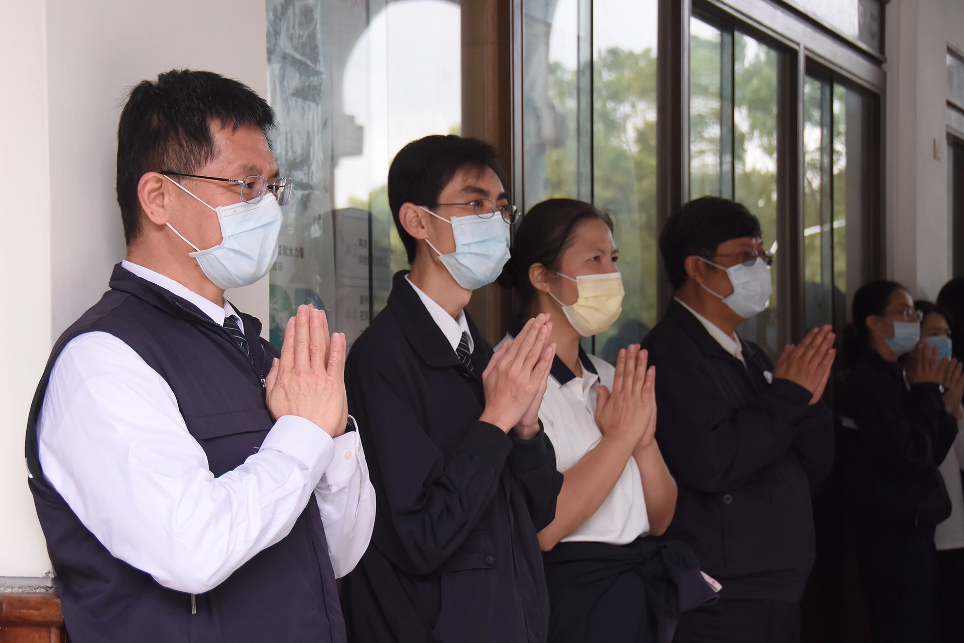 校長羅文瑞與師生一起祈禱，祈求新冠肺炎早日遠離。