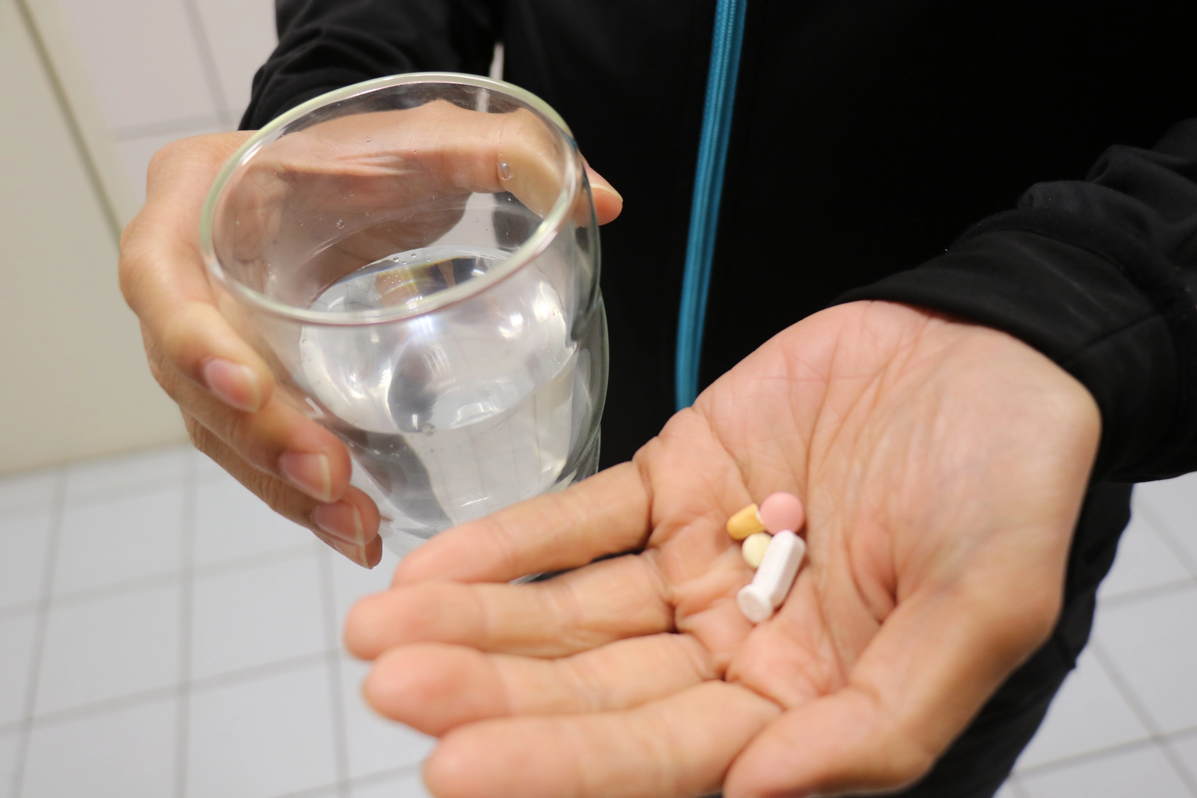 吃藥需搭配200cc以上的溫、涼開水，避免藥丸卡在食道，造成藥物灼傷。