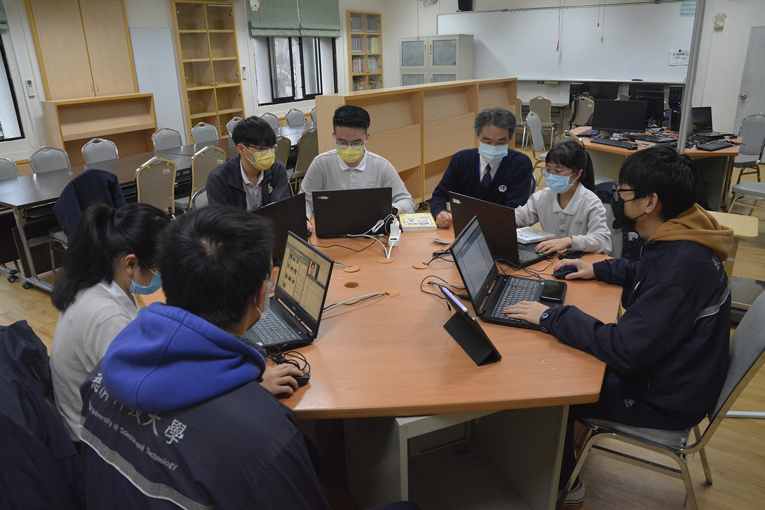 學生協助慈濟基金會設計使用者介面、JAVA程式設計、人臉辨識系統等。