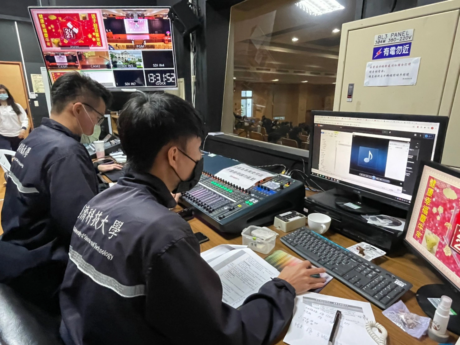 學生協助校內活動音控、燈光。