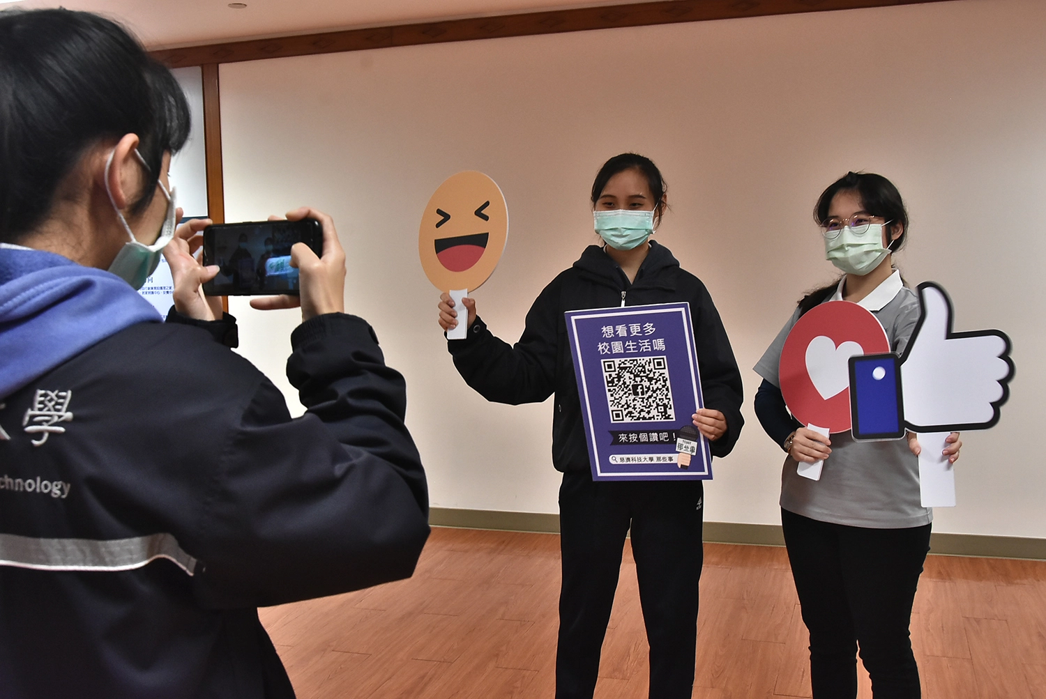 學生發想Facebook貼文內容、拍攝影片。