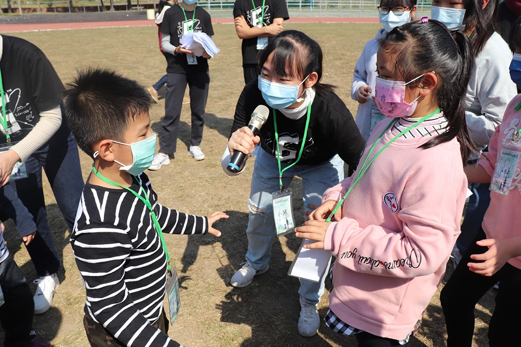 隊輔帶領學員進行我「撕」知識王。