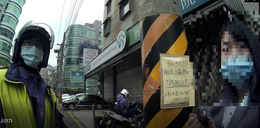 女子焦慮不安徘徊在公車站前