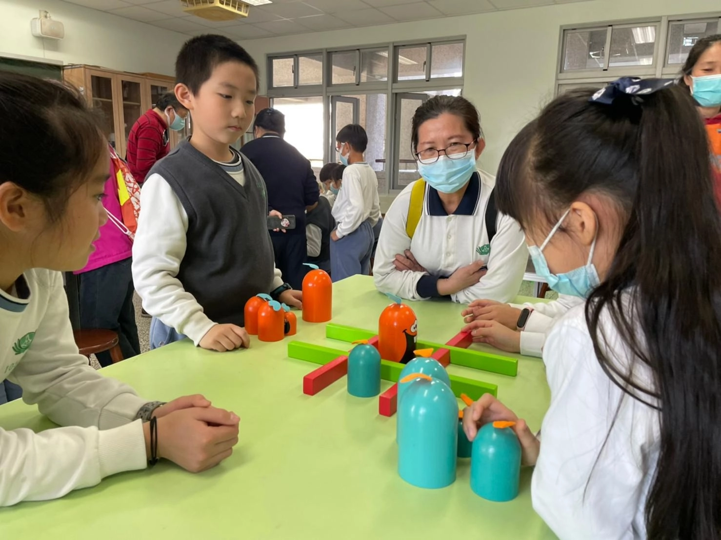家長到學校參加活動之外，還能跟孩子學習桌遊，增加親子感情。