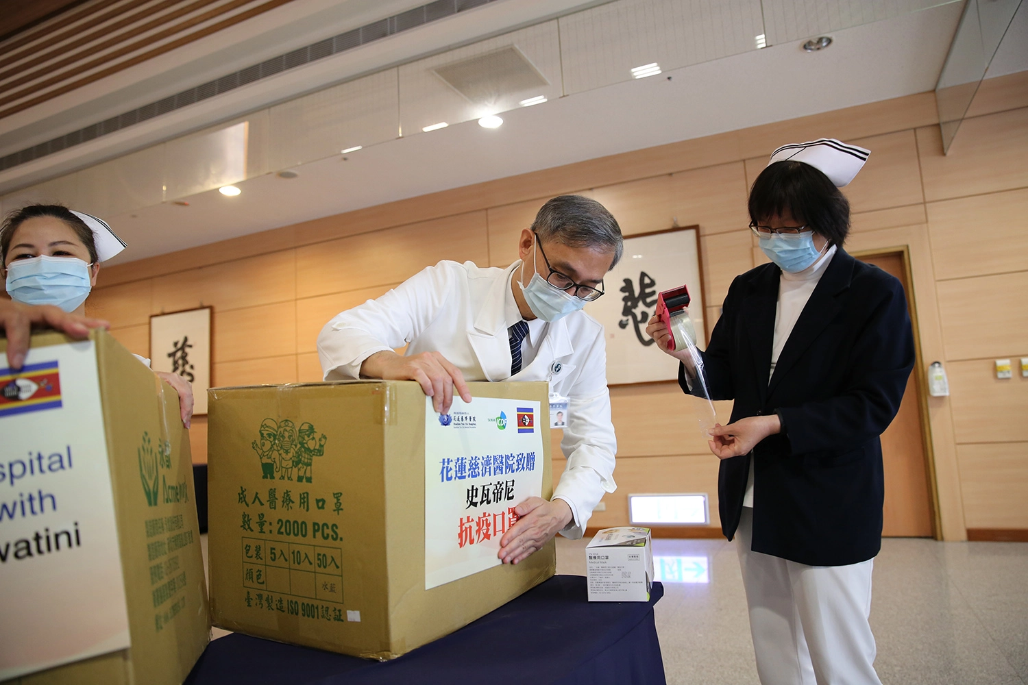 花蓮慈院國際醫學中心主任李啟誠與護理部副主任王淑貞貼上防疫物資標示。