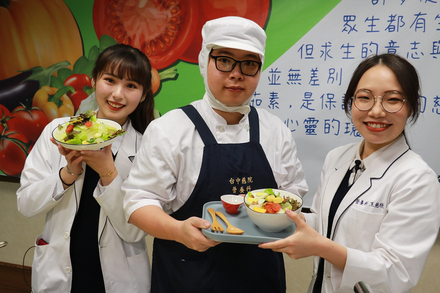 臺中慈濟慶祝營養師節教鄉親們製作做蔬食沙拉。