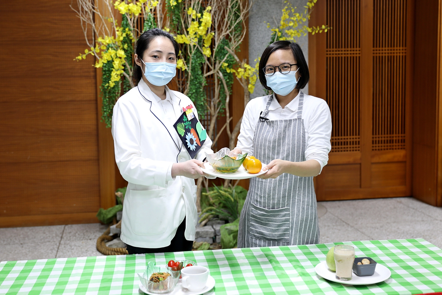 花蓮慈院的營養科團隊特別推出「222食譜」，教導民眾如何料理營養均衡的一日三餐。