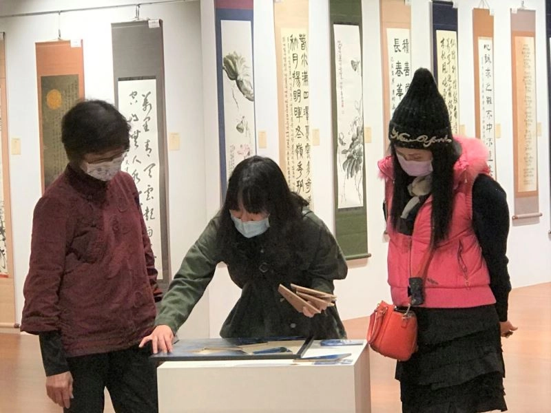觀眾動手玩拼圖「年年有餘」。