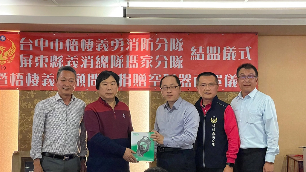 強化救災效能，中市梧棲義消顧問贈26組消防面罩。