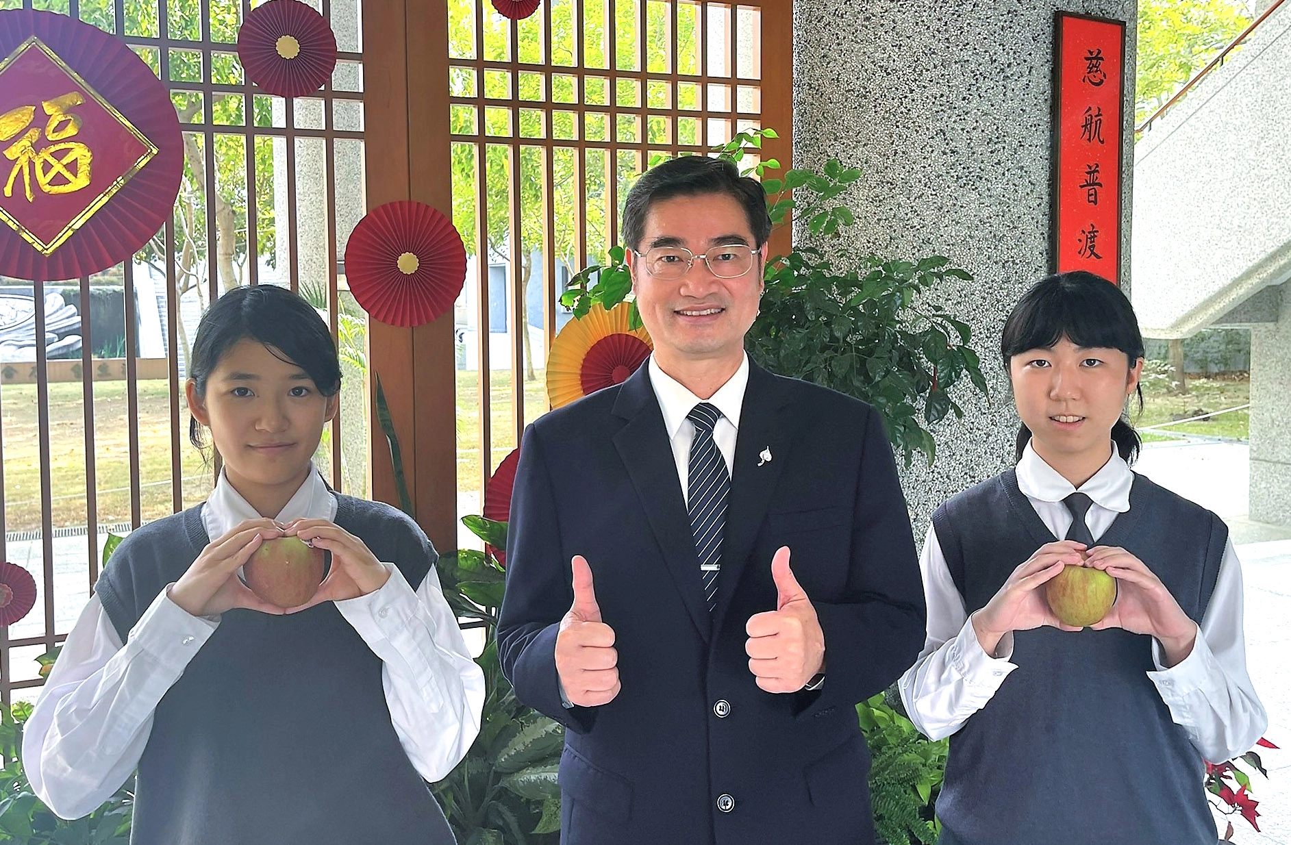 臺南慈中學生在師長們用心的指導下取得佳績。張同學(右1)與潘同學(左1)取得完美表現