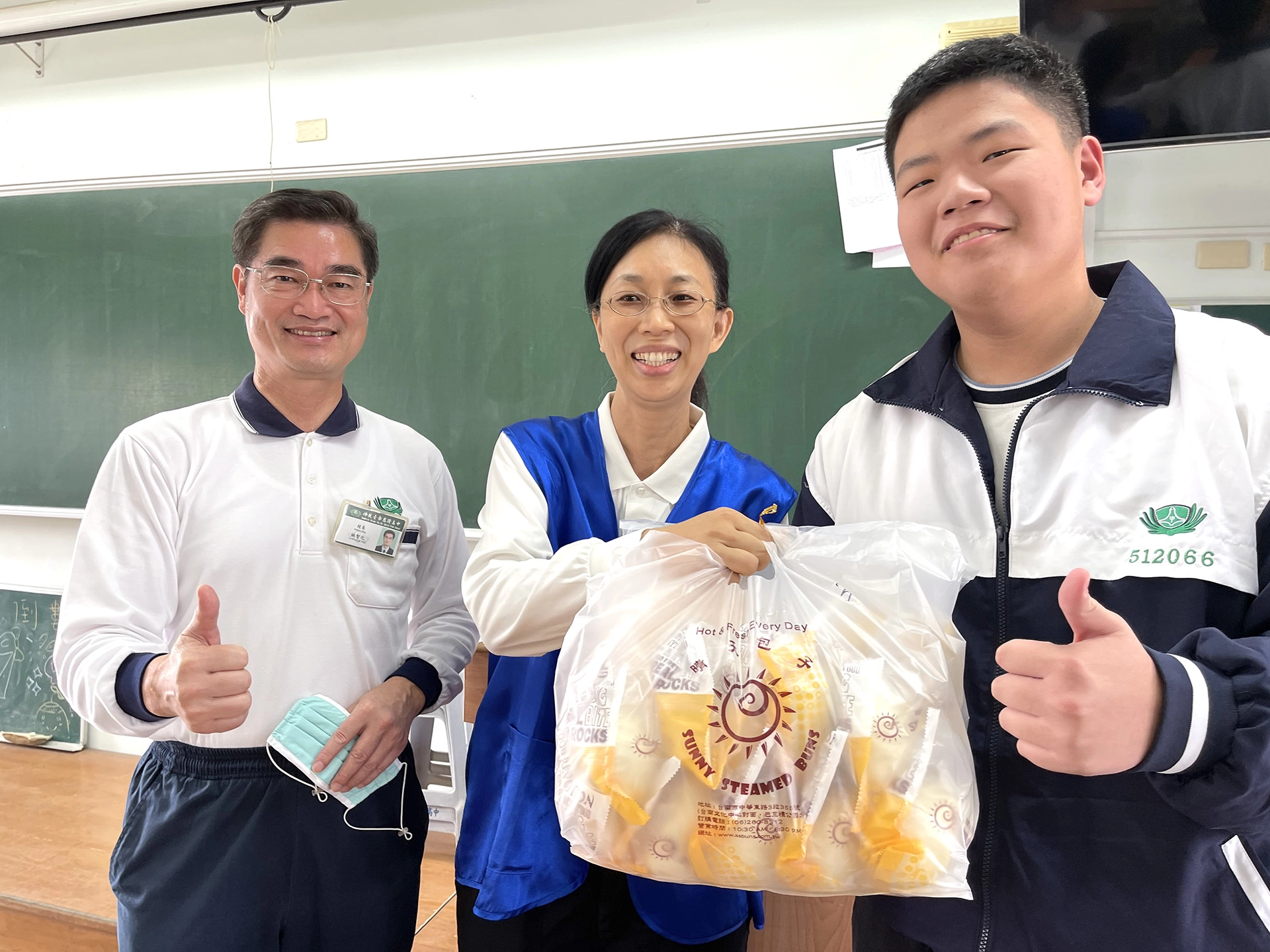 臺南慈中家長會一路上提供學生們最大的祝福與陪伴，在考前就贈送考生們「成功」洋芋。