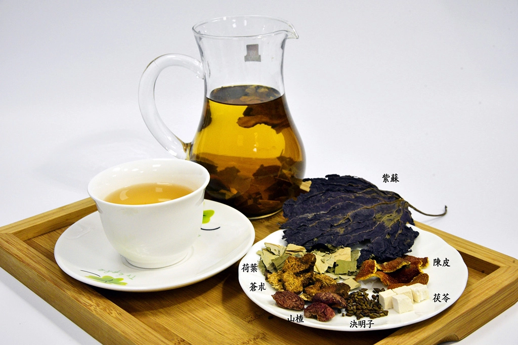 可取荷葉、陳皮、山楂、決明子、茯苓、蒼朮、紫蘇各3錢，用1000毫升的水煮開，再加入藥材煮20～30分鐘，共同煎煮當茶喝或是做成湯汁。