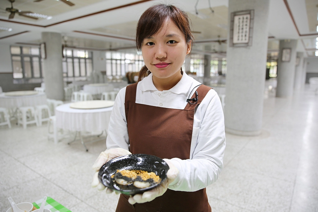 花蓮慈濟醫院營養師黃映華表示，這次元宵節推出減糖版牛汶水，雖然減少精緻糖的使用量，但一碗兩顆牛汶水所含的澱粉量等於半碗飯，提醒民眾不要過量攝取外，也能與正餐澱粉量做替換。