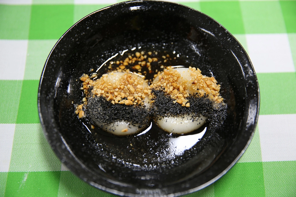 花蓮慈院營養師黃映華說，牛汶水上的碎花生及芝麻粉，符合衛生福利部國民健康署公布的每日飲食指南「我的餐盤」建議，每天補充一湯匙的堅果種子類，民眾也可依個人喜好選擇不同種類的堅果種子類，來補充每日所需的不飽和脂肪酸、維生素B群、維生素E和礦物質(鈣、鎂、鋅)。