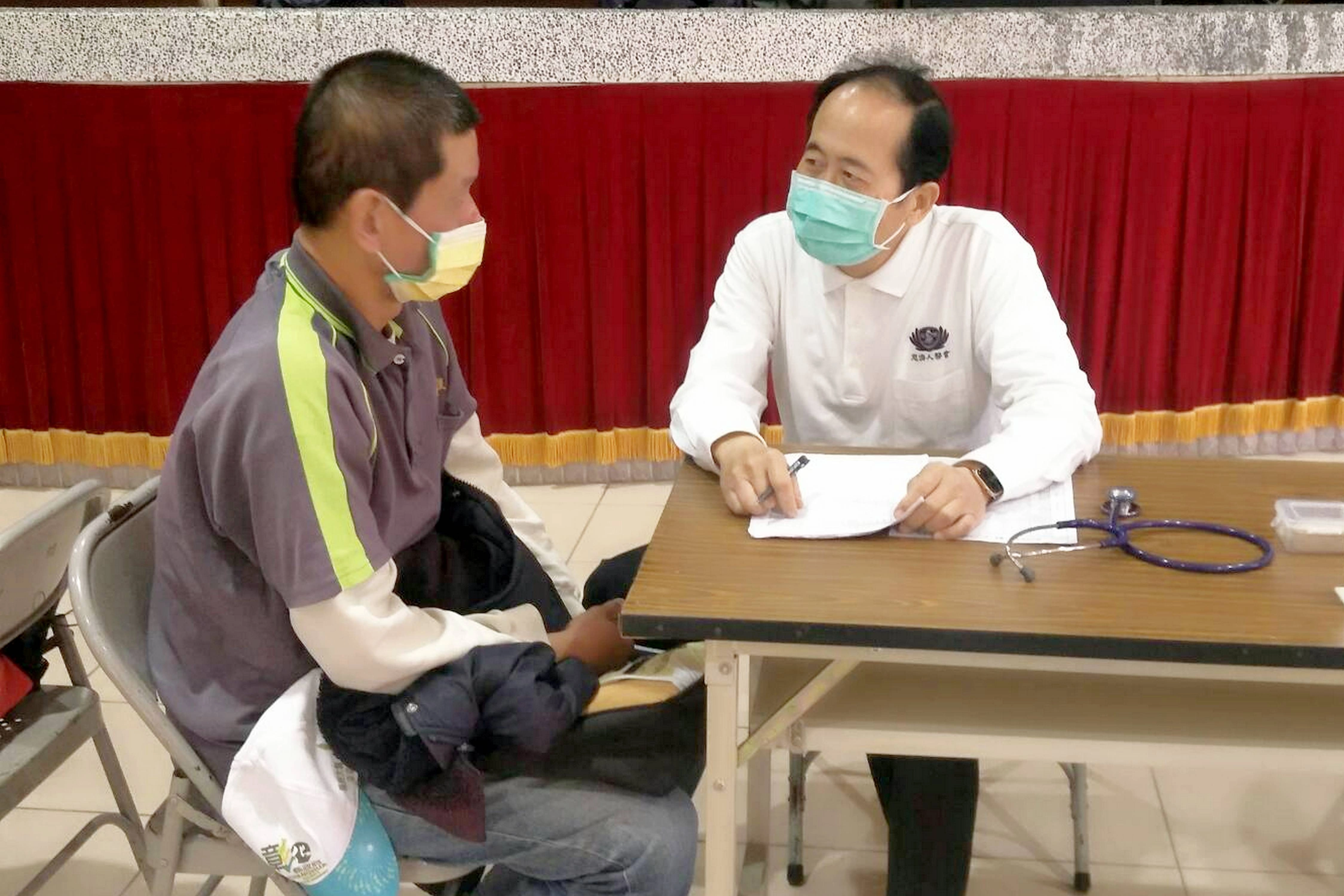 2月21日慈濟與人安基金會為街友舉辦義診。(攝影：屈惠玲)