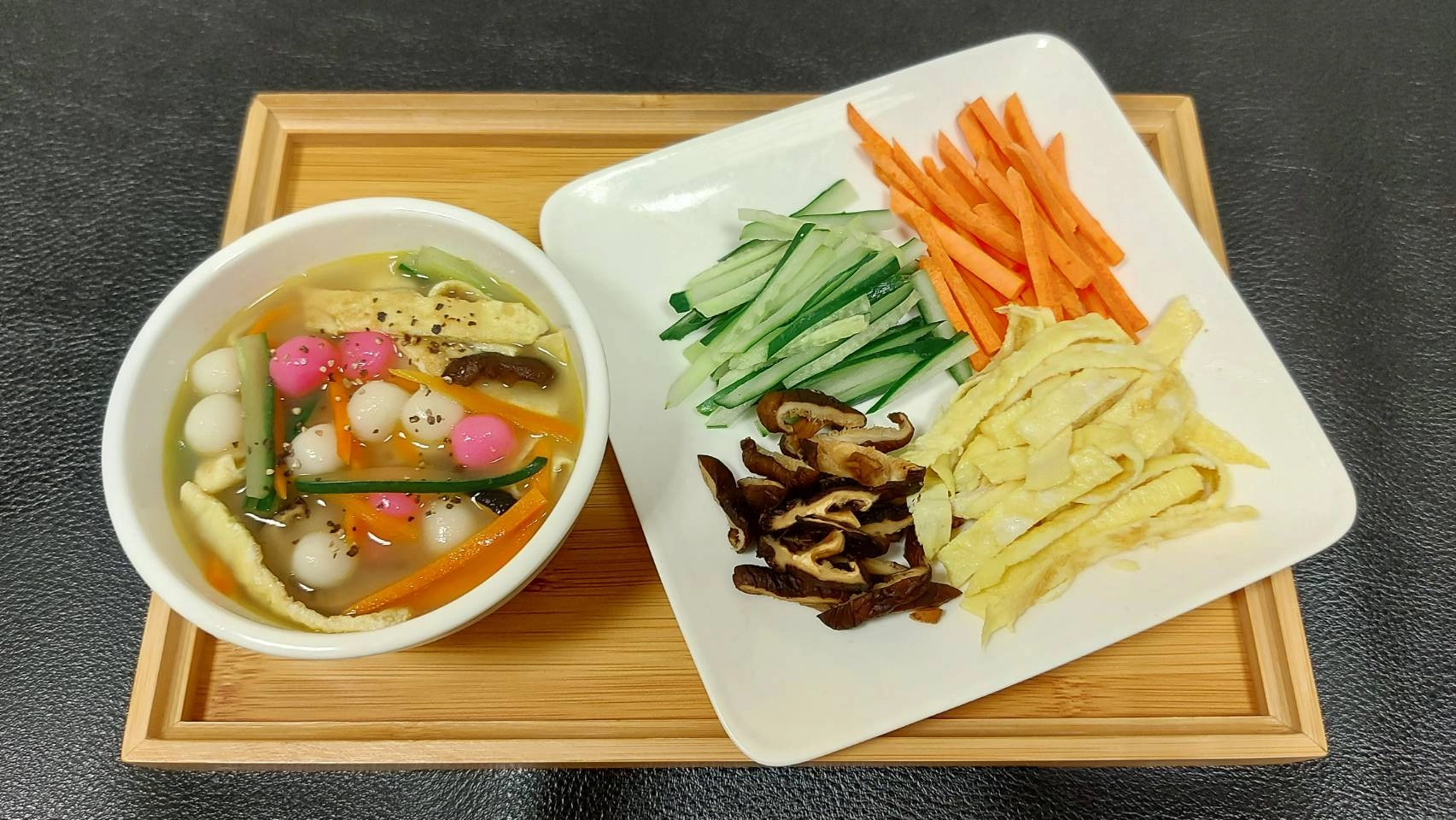 以胡蘿蔔、小黃瓜、蛋皮、香菇等隨手可得當季食材做成的素湯圓，雖然清淡，卻富含營養幫助健康。（吳思儀醫師提供）