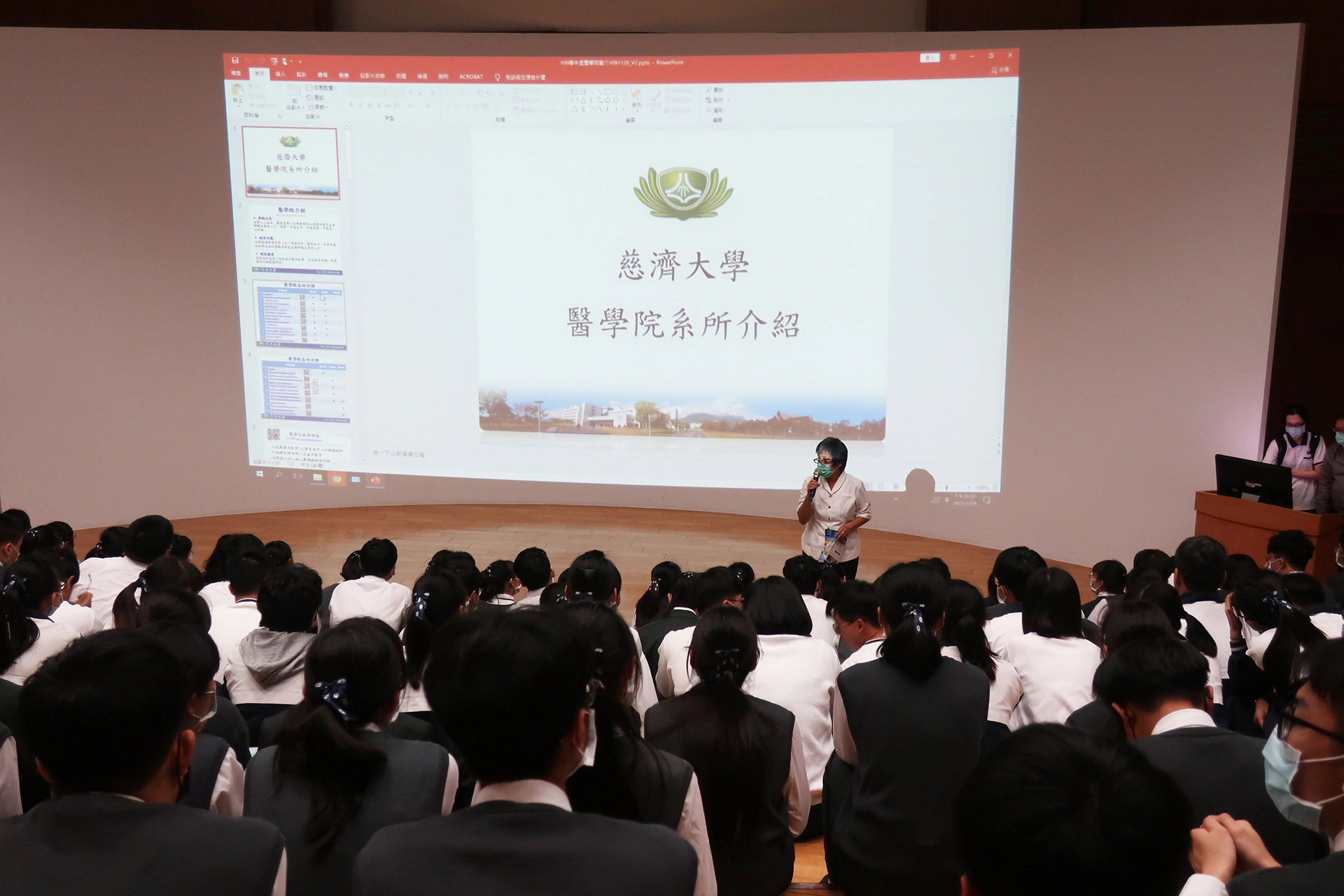 慈大護理學系曹教授代表慈大醫學院向同學介紹科系，並歡迎學生就讀。