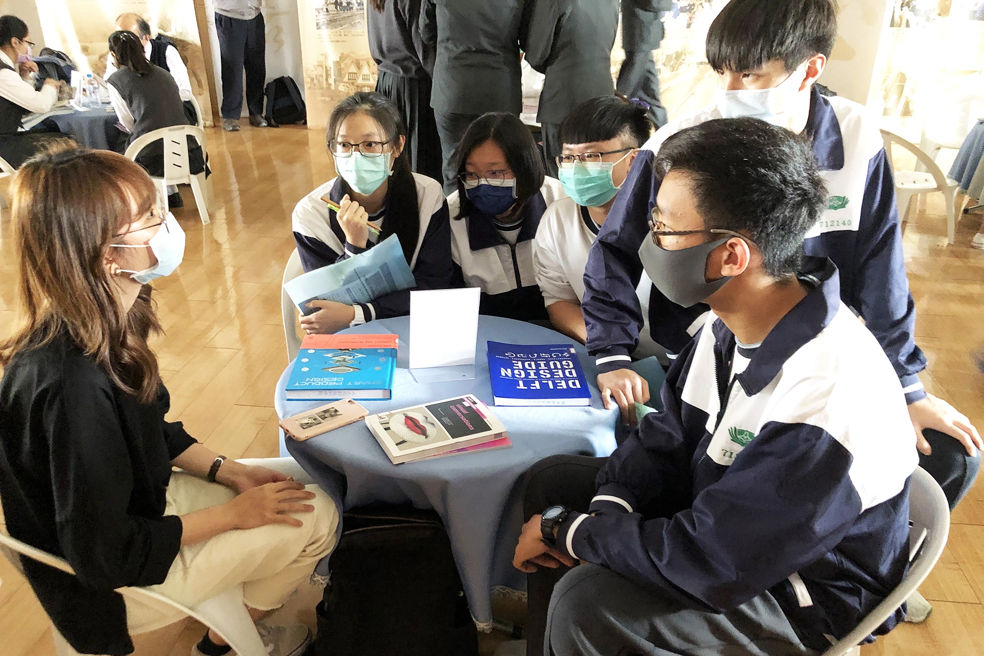 臺南慈中畢業生黃榆芳現就讀慈濟科技大學資訊科技與管理系，返校與學弟妹分享自己在校經驗。