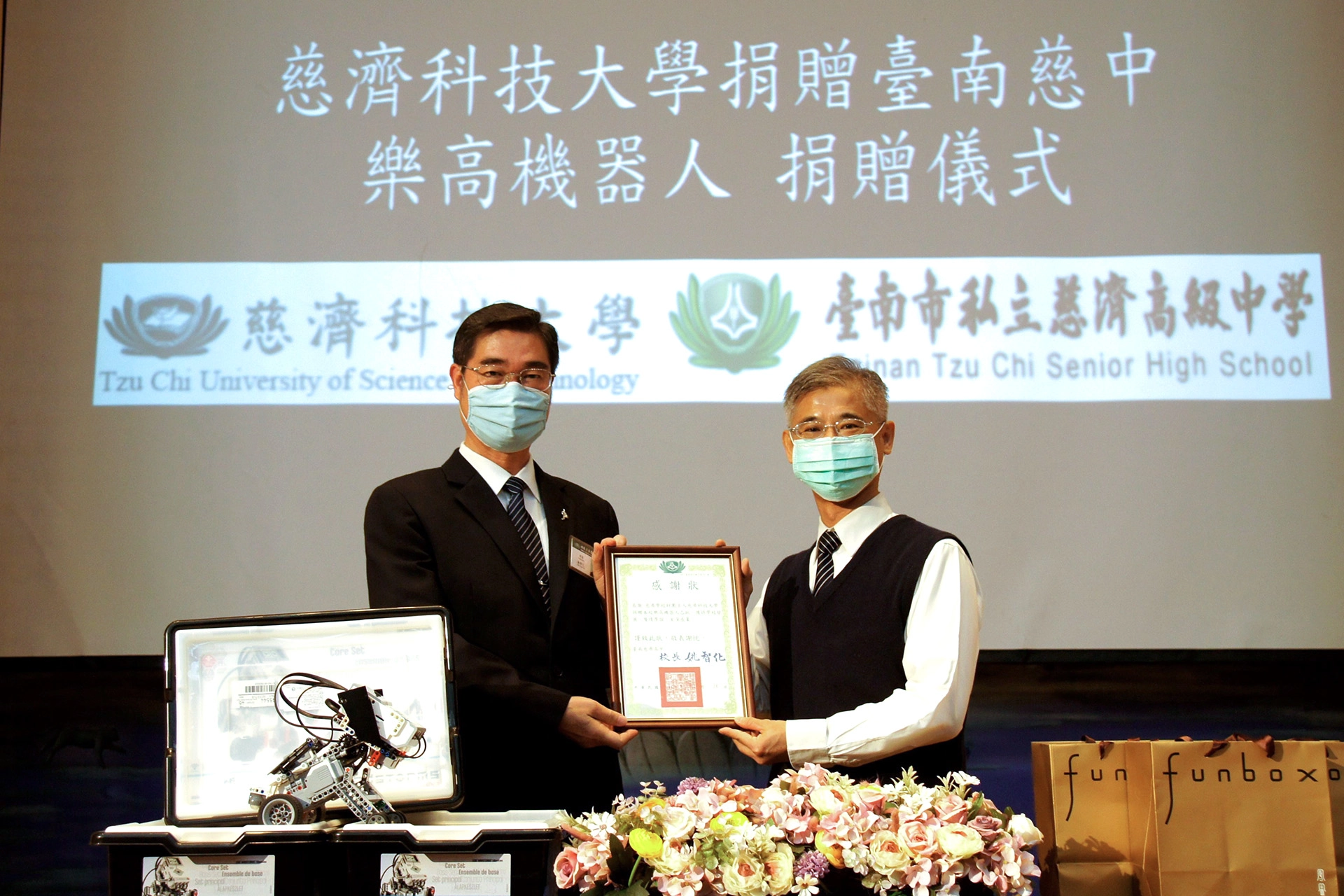 慈濟科技大學健康科技管理學院蔡宗宏院長代表捐贈臺南慈中10組樂高MindStorms EV3機器人。