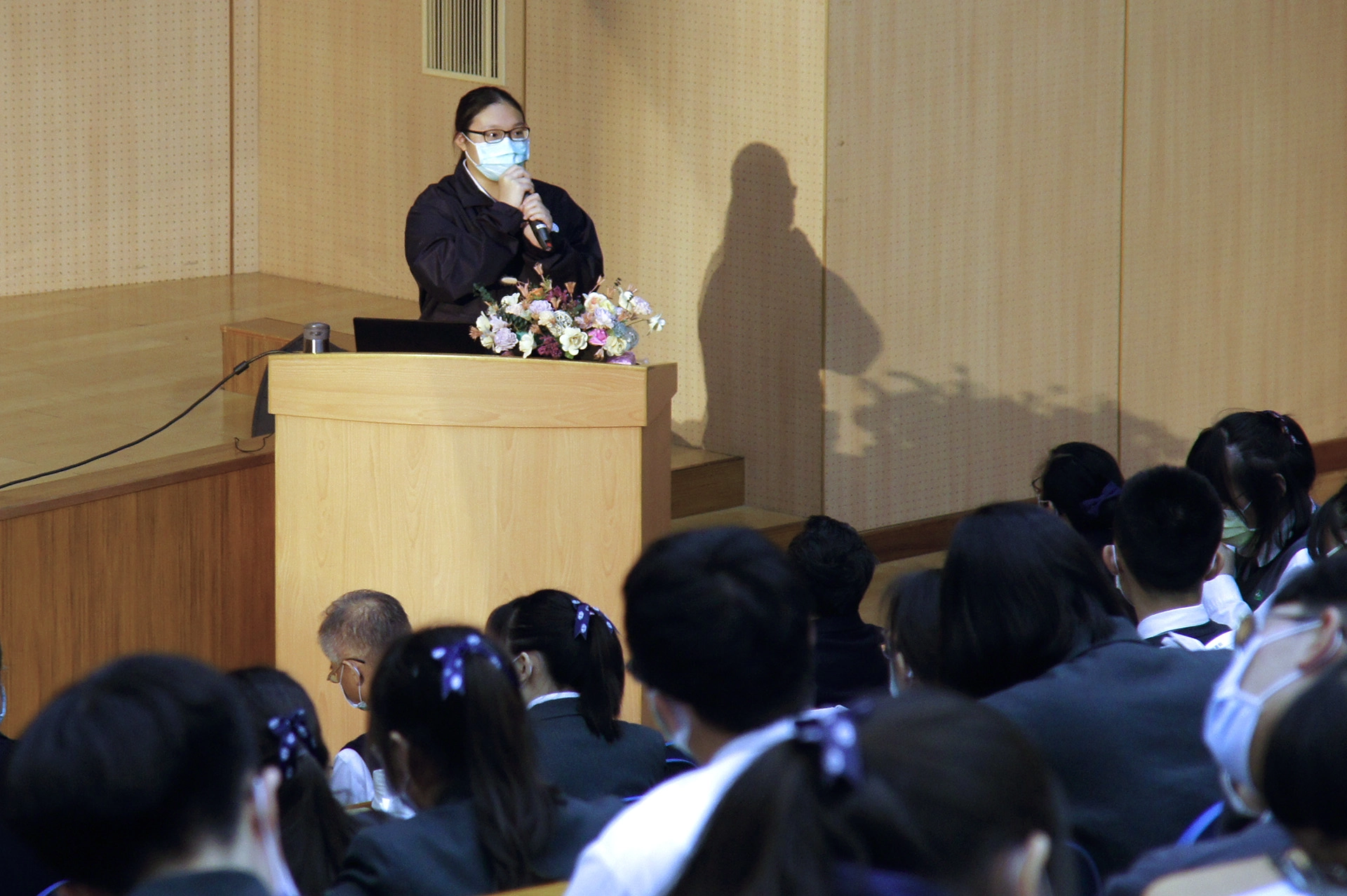 臺南慈中畢業生黃榆芳現就讀慈濟科技大學資訊科技與管理系，返校與學弟妹分享自己在校經驗。