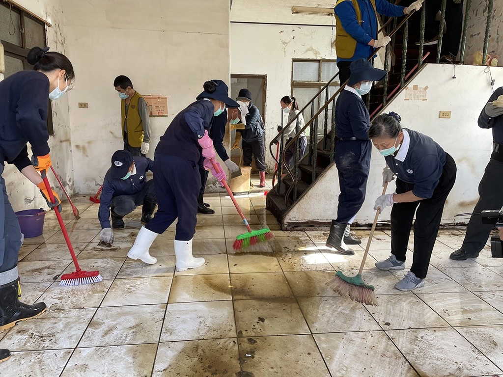 2月24日慈濟與海巡署東部分署官兵到獨居長者家協助清掃，當地里長及民眾也一起投入關懷。