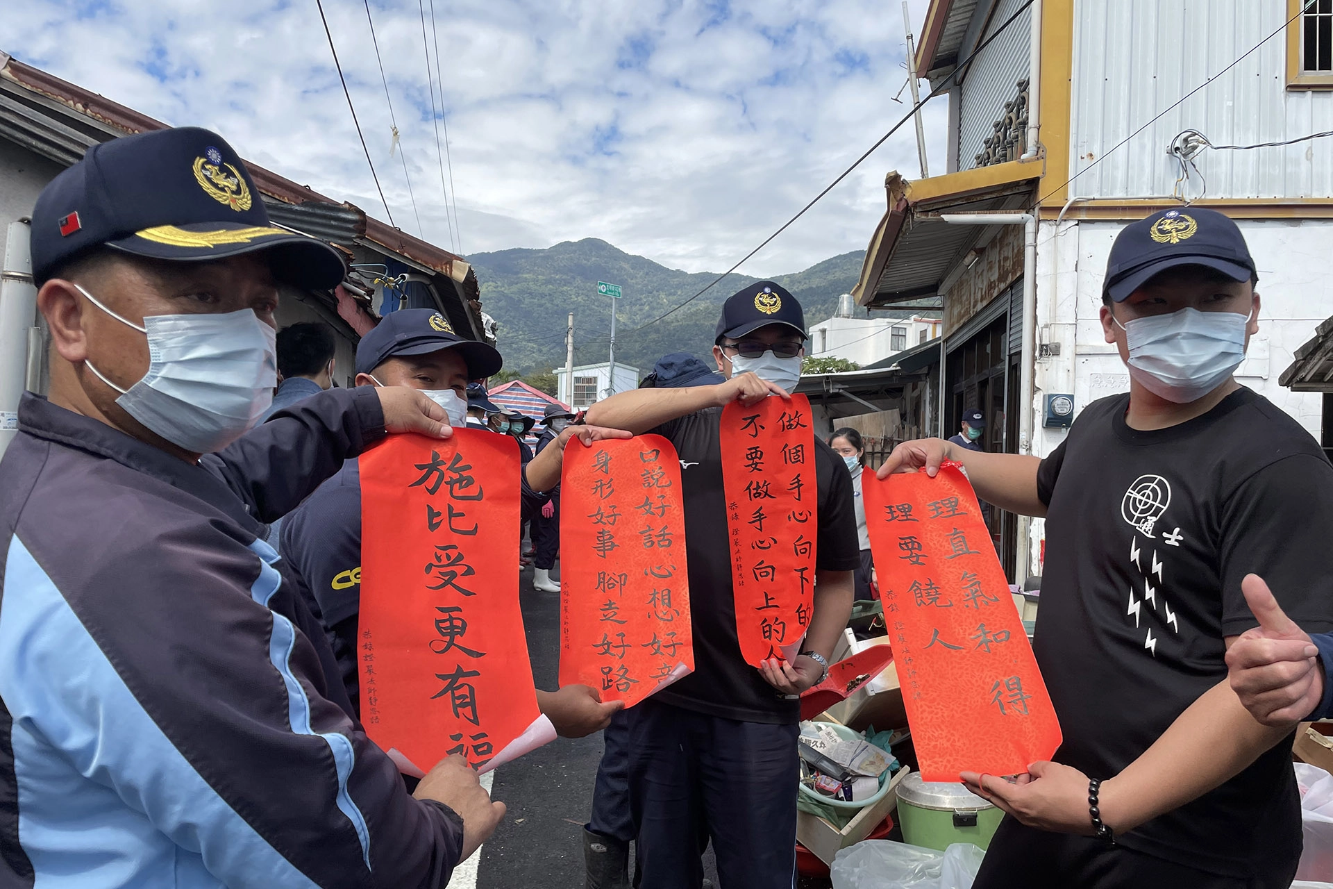 海巡東部分署王秋發士官長(左一)說手上拿到的靜思語：「施比受更有福」是今天跟大家一起清掃的感受。 