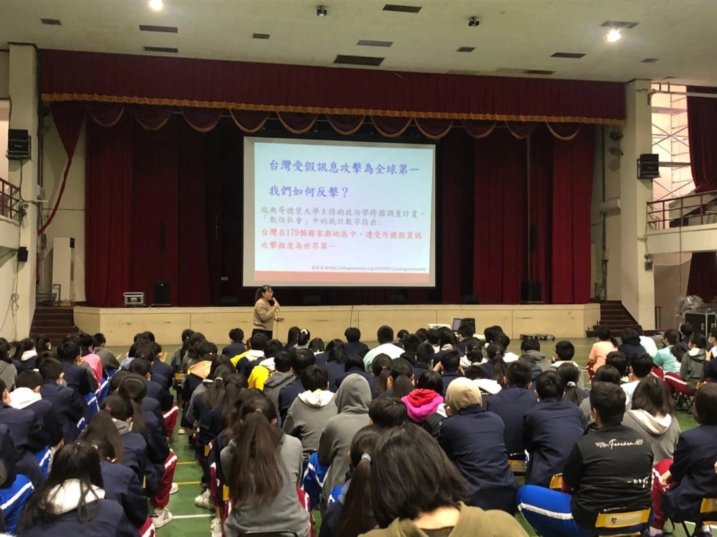 新竹市育賢媒體素養教育日，與八年級分享「我的眼睛有業障-假新聞」