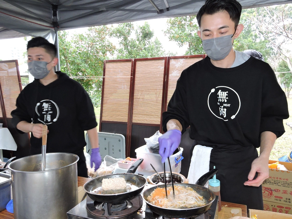 無肉市集舉辦至今，開始吸引許多由葷轉素的人們響應，用美食與大眾交流，更分享自己的茹素心得。 
