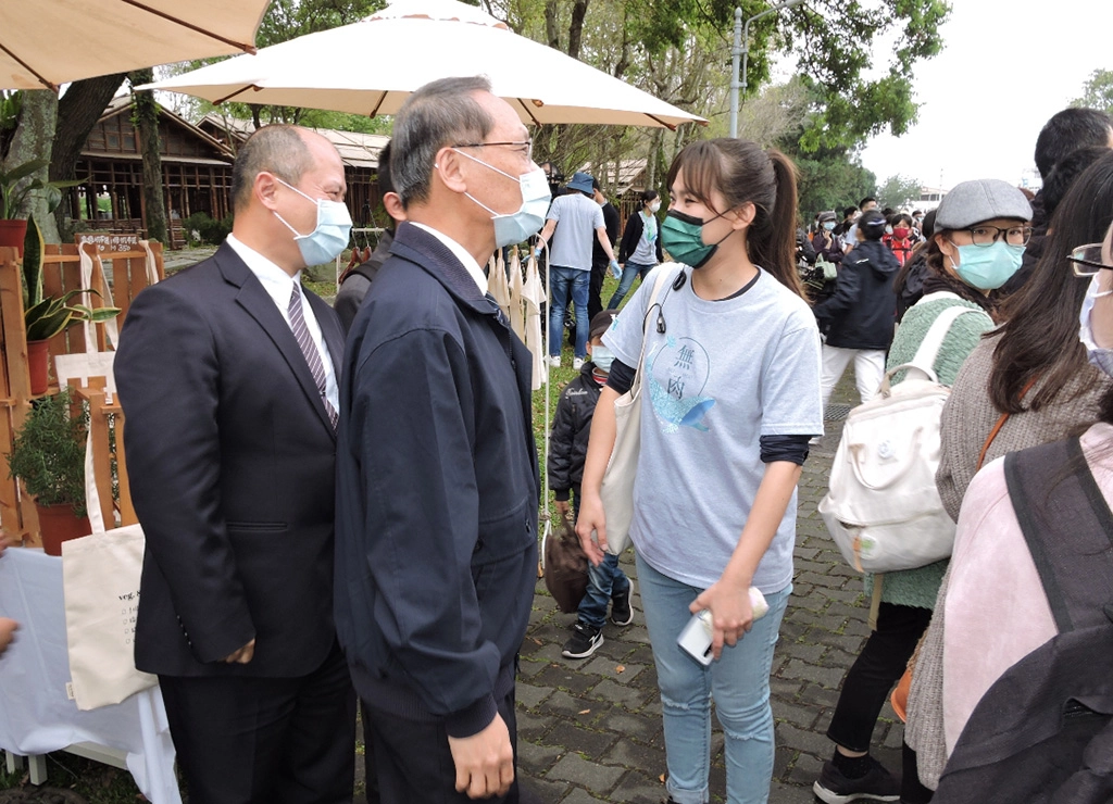 慈濟基金會顏博文執行長(左二)、與無肉市集創辦人張芷睿(右一)，期許雙方在共同理念之下合作，發揮相輔相成推廣蔬食的正能量。