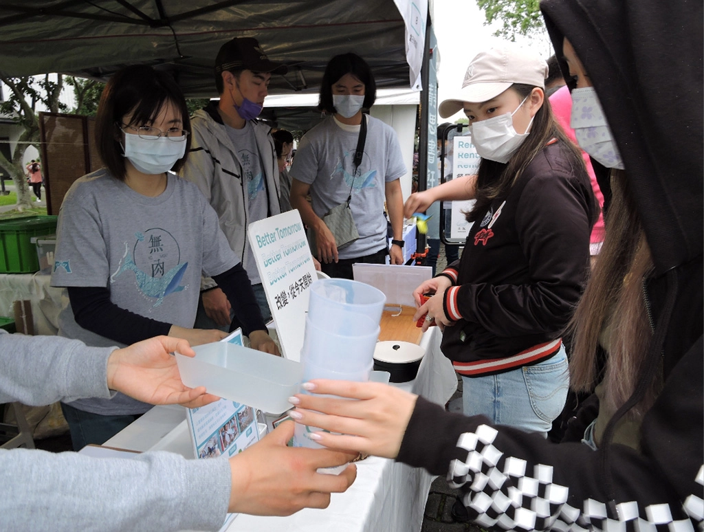 「裸賣裸買」也成為無肉市集一大特色，無肉市集為了環境更好，所有商家一致達成不提供一次性使用餐具，未帶餐具民眾現場也有租借服務。 